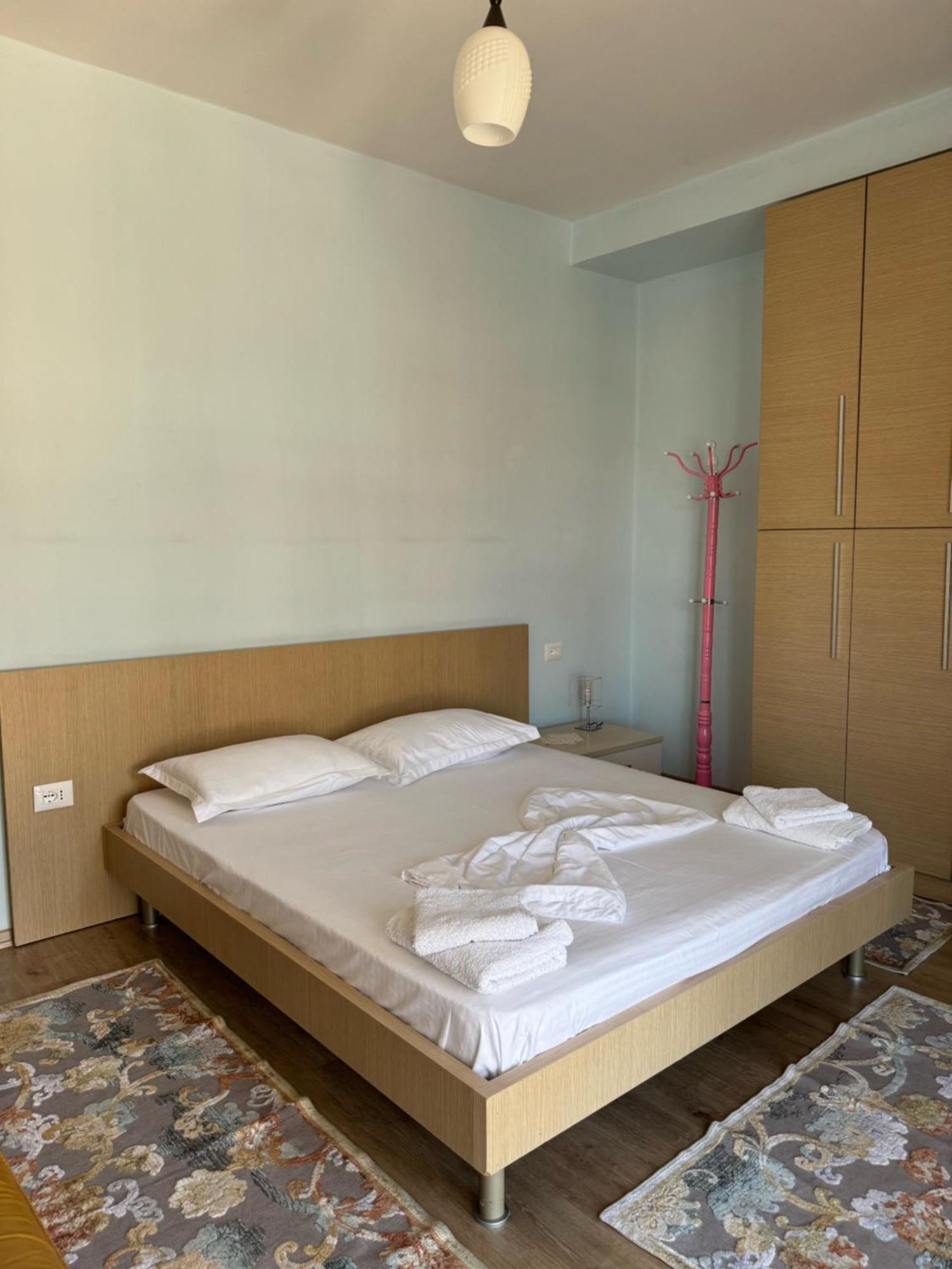 Era'S Apartment Tirana Buitenkant foto